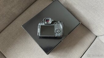 Canon EOS R6 Mark II, telo - 8