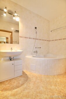 Na predaj nízkoenergetický 3 izbový byt v tehlovom bytovom d - 8