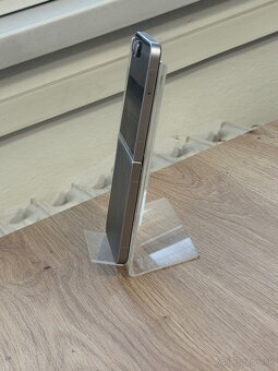 Dobrý deň Ponúkam na predaj Samsung Galaxy Z Flip 6 512GB - 8