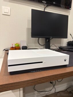 🎮 Xbox One S 1TB s SSD, 2 ovládače, FIFA 23, stojan – TOP s - 8