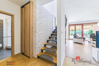 Veľkorysý 5-izbový rodinný dom s garážou len 15 minút od Bra - 8