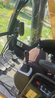 Pásový bager JCB - 8