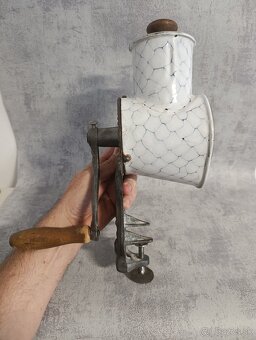 Krásný velký mlyncek na strouhanku IDA s krásný, smaltem. - 8