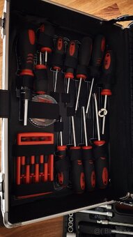 Hliníkový kufor a náradím - 8