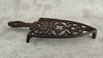 Krásná stará zdobená podložka pod starou žehličku. TOP - 8