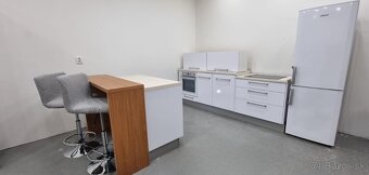 Kuchyňa zo spotrebičmi a ostrovom - 8
