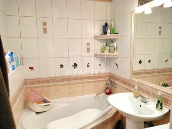 REZERVOVANÉ Na predaj priestranný 4 izbový byt v... - 8