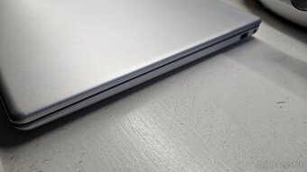 Zachovalý 15 palcový HP notebook - 8