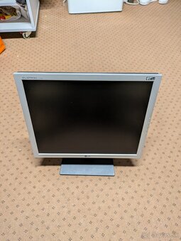 VGA kancelársky monitor 19" - 8