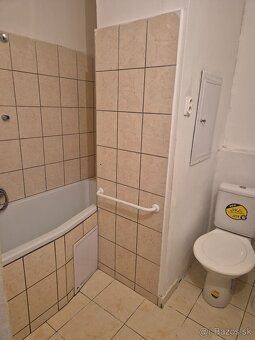 GARSÓNKA S BALKÓNOM NA 7. SÍDLISKU V KOMÁRNE - 8