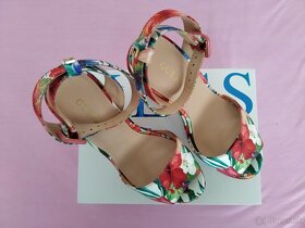 kvetinové sandálky značky Guess Garza - 8