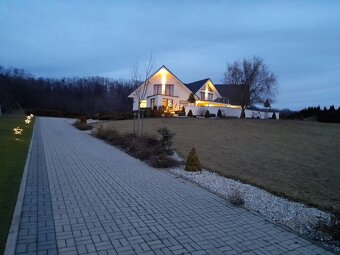 Vila s veľkým pozemkom pod lesom - 8