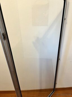 🪟 Kvalitné sklá v hliníkovom ráme–pevné, čisté, TOP stav 💪 - 8