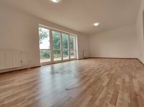 Exkluzívny predaj 6.izb 220m2 RD v obci Horňany a pozemkom - 8