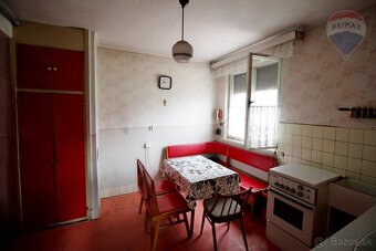 Starší rodinný dom s veľkým pozemkom na predaj Šoporňa, 3787 - 8