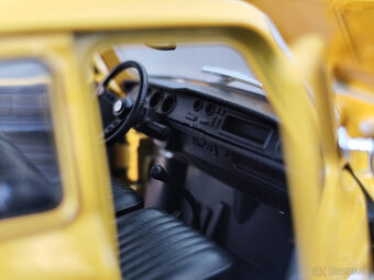 17 cm Renault 8 v mierke 1:24 -------- KOVOVÝ, NOVÝ - 8