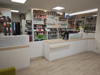 Nábytková zostava pre predajňu. - 8