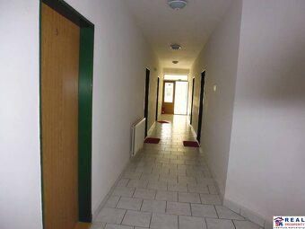 SABINOVSKÁ: Nebyt. priestory, prívod VODY, PARKOVANIE, cca 4 - 8