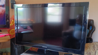 2x Samsung 40" LCD TV - 8