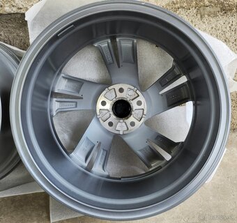 Predám orig. disky VW R-Line Valencia 5x112 R19 8.5J ET38 - 8