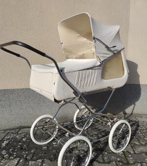 Starý, nostalgický, hojdací kočík na vyššom podvozku. - 8