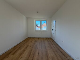 Moderný 4-izbový rodinný dom s garážou na predaj - 8