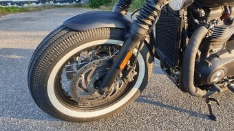 Triumph Bonneville Bobber Black - 8