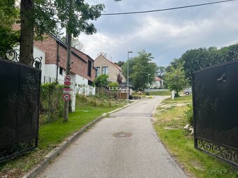 | Slnečný stavebný pozemok 700m2 KOLIBA - 8