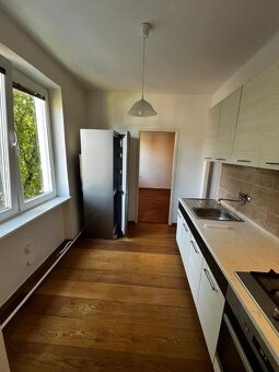 Na PREDAJ príjemný 2-izbový byt s balkónom v tichej a zelene - 8