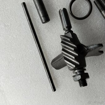 MANET 90 ŠROUBY MOTORU ORIGINÁL - 8