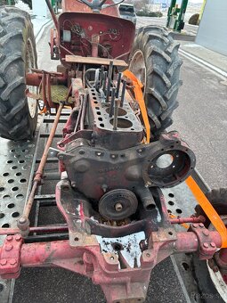 Traktor McCormick v rozobratom stave, aj doklady - 8