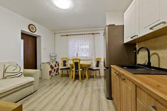 NA PREDAJ 2-IZBOVÝ BYT S VEĽKOU TERASOU V OBCI MALÉ LEVÁRE - 8