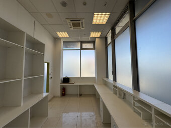 Prenájom prízemného obchodného priestoru 69 m² vo frekventov - 8