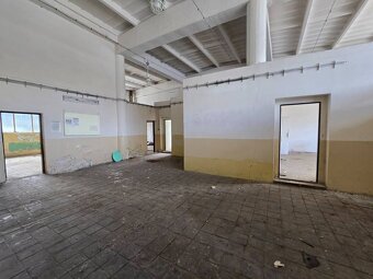 Priemyselná budova vo veľkom stráženom areáli - 8