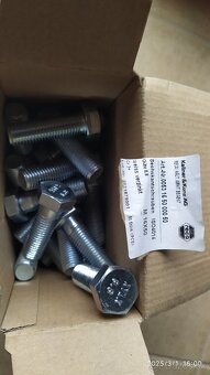 skrutky, podložky, matice na halu - 8