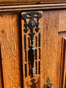 Holandská renesančná skriňa ("Beeldenkast") zo 17. storoči - 8