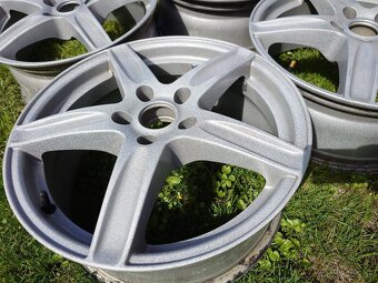 Disky Dezent 7J R17 5x112 ET40 H2 - 8