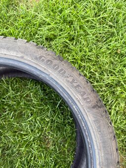 GOOD YEAR 235/40R19 - 8