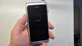 Retro mobil Nokia E7 - 8