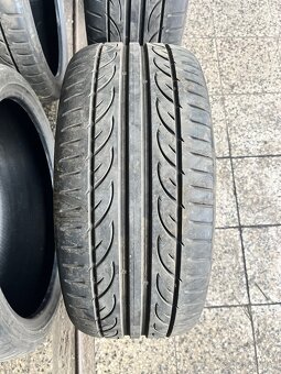 225/35 R19 - 8