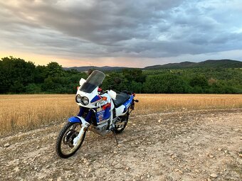 Predám Honda Africa Twin Xrv 750 - 8