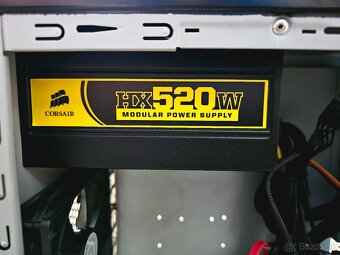 Cooler Master Centurion 5 ATX a Corsair HX520 - 8