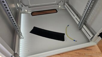 Triton 19" závesný rack 12U/600mm RBA, sivý - 8
