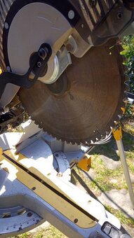 pokosová píla DEWALT DW718 - QS a stôl DE7023 - 8