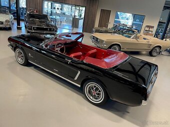 Ford Mustang Convertible - 8