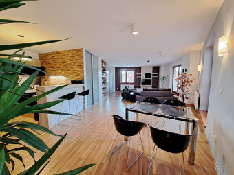 Na krátkodobý prenájom priestranný 2-izbový byt v centre PP - 8