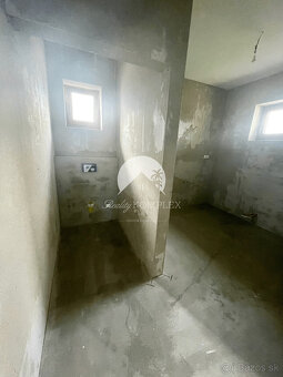 Reality KOMPLEX s.r.o. Vám ponúka luxusný rodinný dom v prém - 8