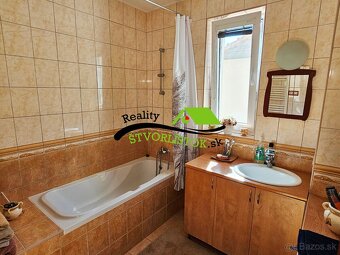 Na predaj: Priestranný rodinný dom v obci Jablonica, okres S - 8