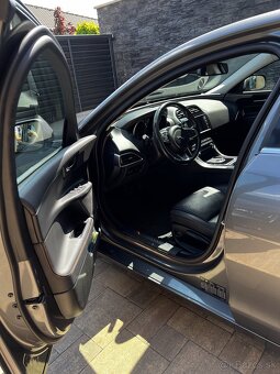 Jaguar XE 2.0 I4D 180k Prestige AT - 8