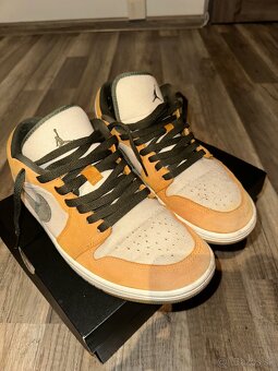 Air Jordan 1 Low SE “Light Curry” - 8